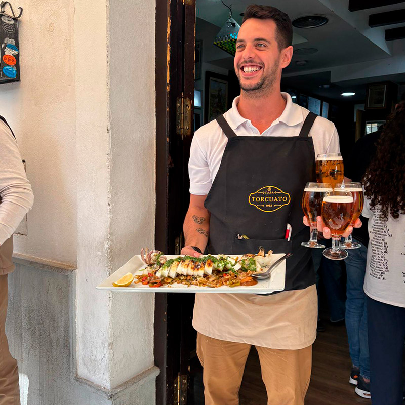 Momento de celebración en Casa Torcuato, restaurante familiar