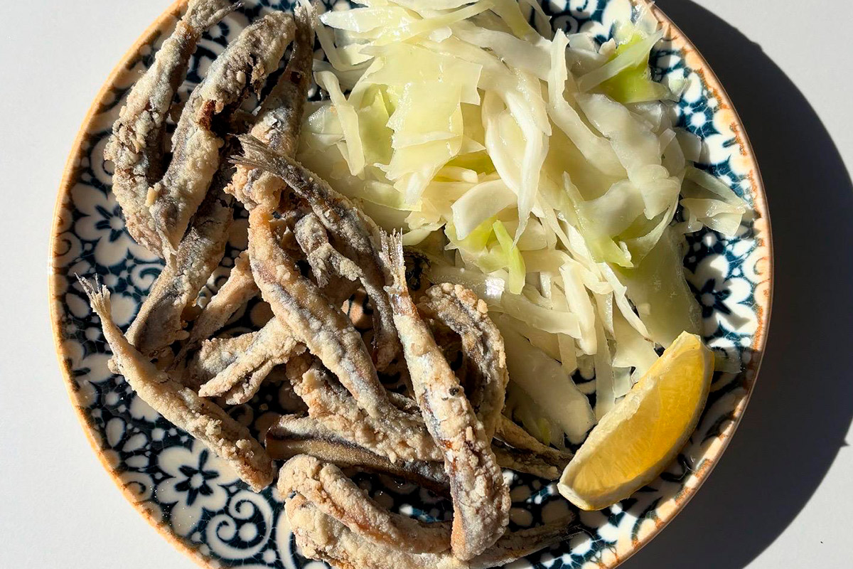 Plato de pescaíto frito servido en Casa Torcuato