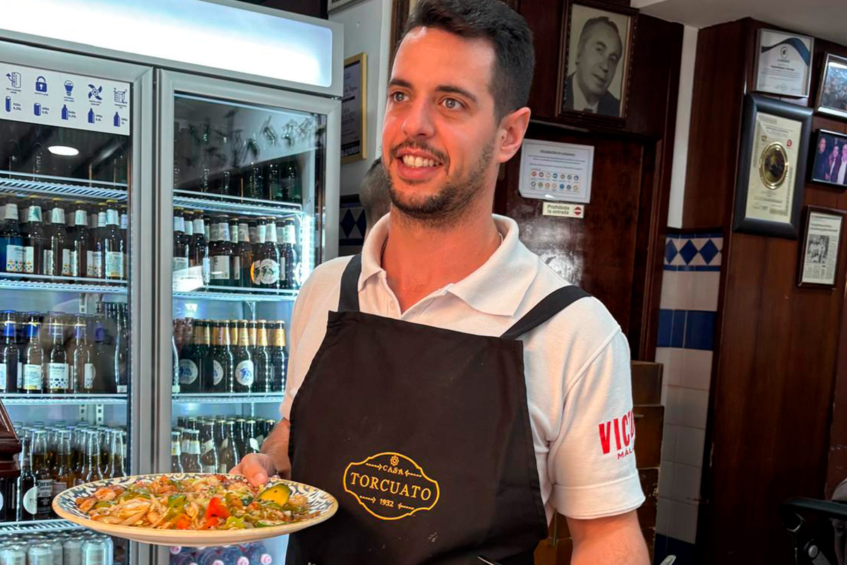 Camarero de casa torcuato con deliciosa comida